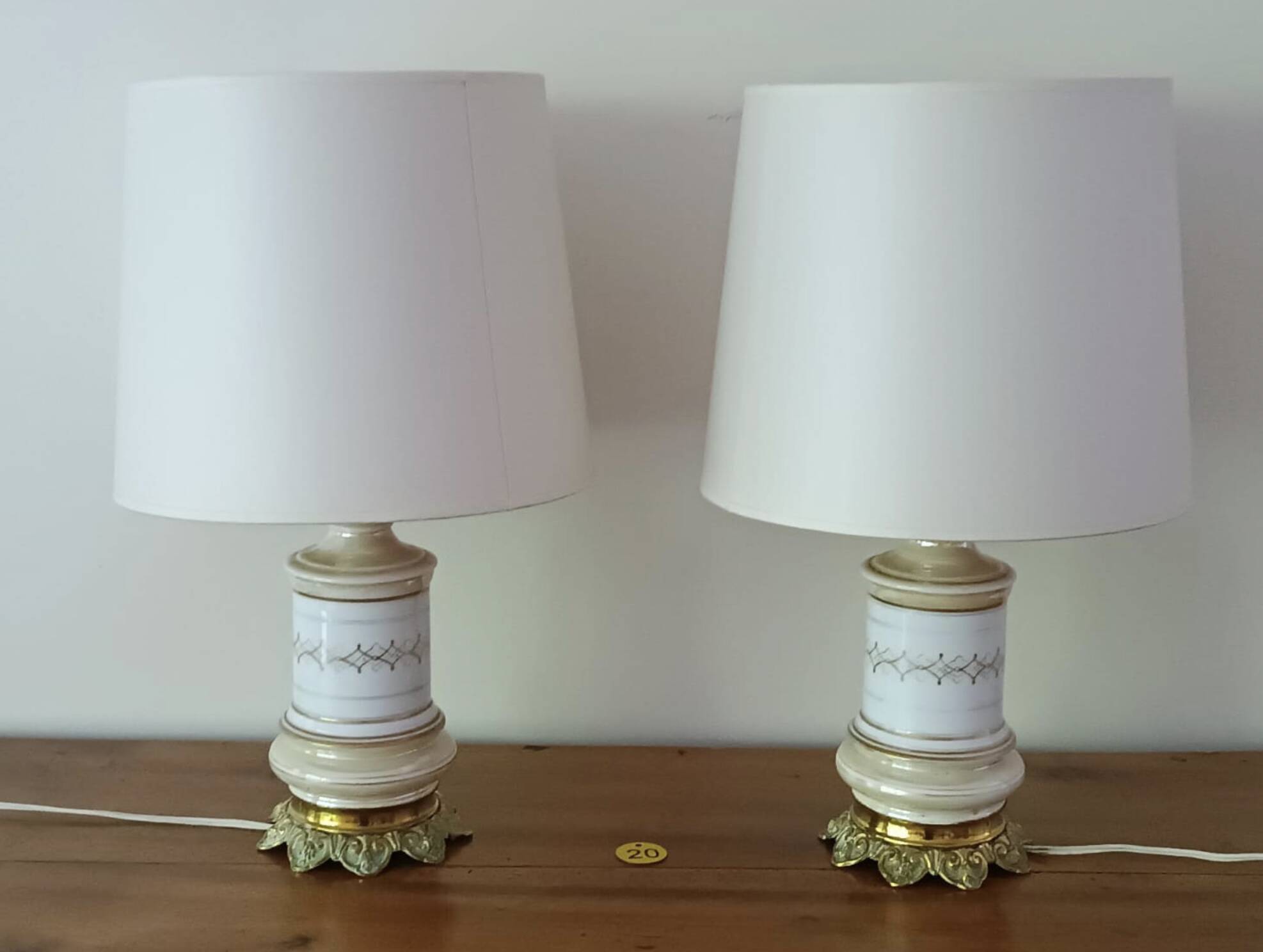 Lot including 2 oil lamps from the 19th century, equipped with their electric wire.