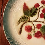 Assiette en faïence ancienne à décor de framboises