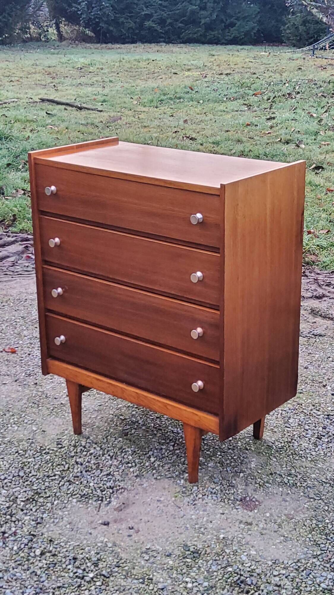 Vintage golden oak chest of drawers with 4 spindle feet from the 1950s