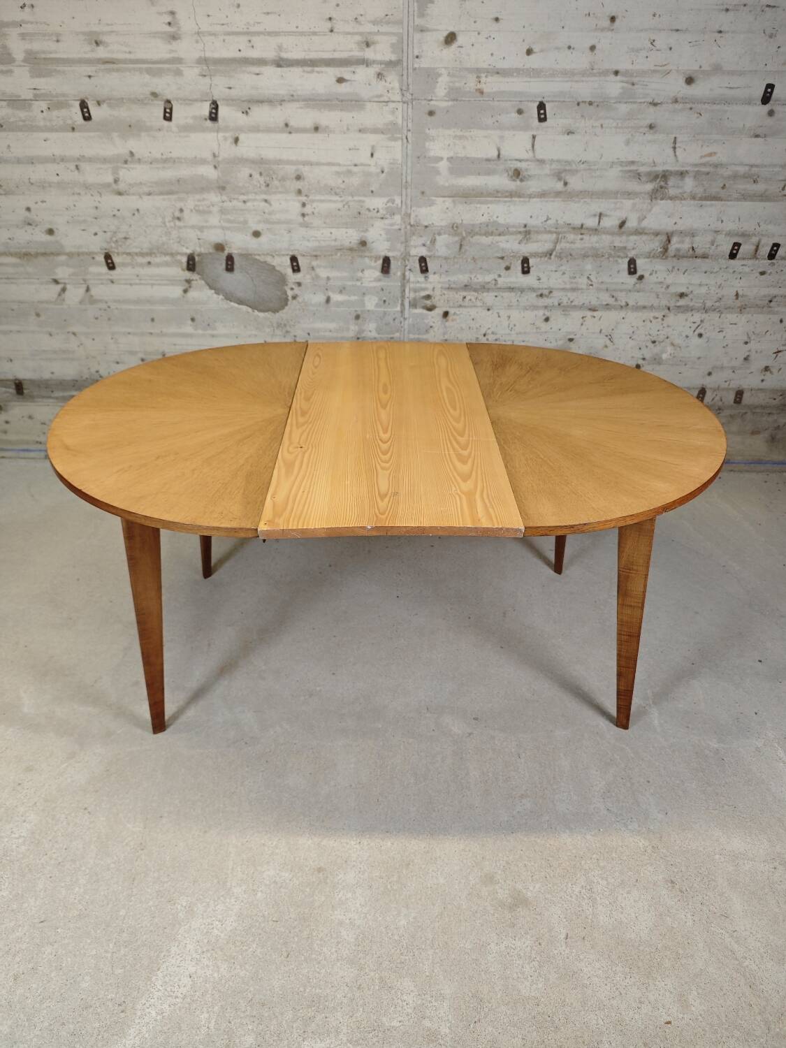 Extendable round table