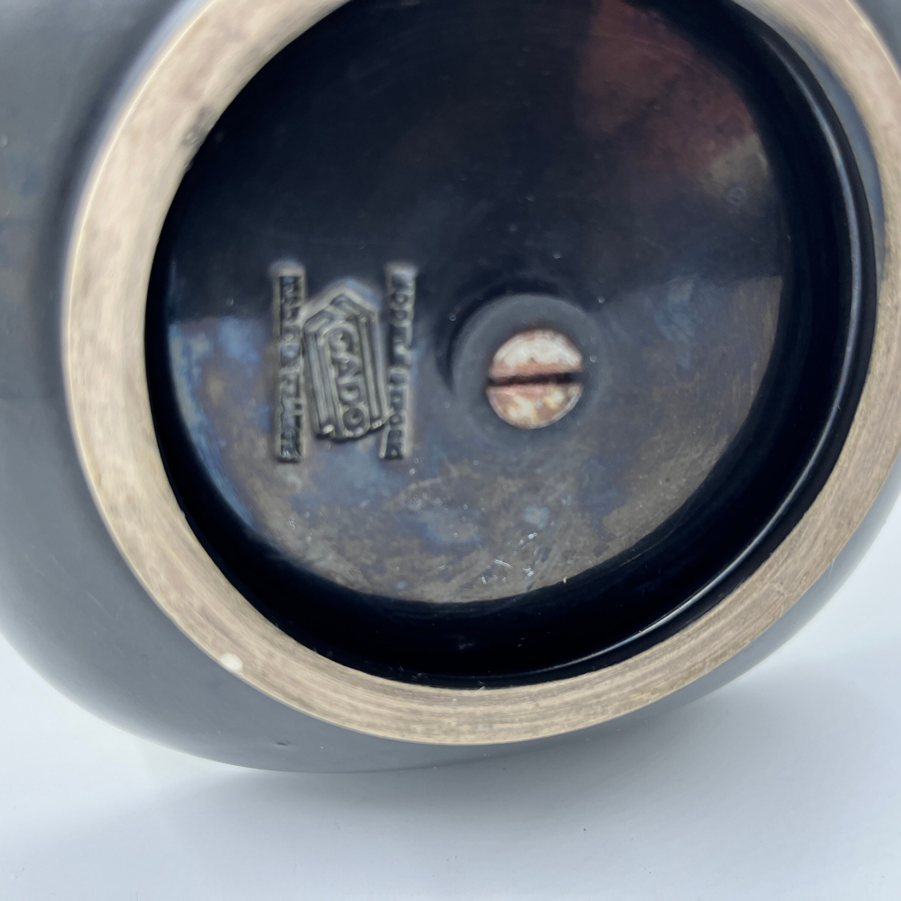 Cado servant yellow and black