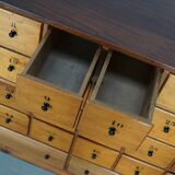 Grande apothicairerie / meuble d'école industrielle néerlandaise en hêtre, milieu du 20e siècle