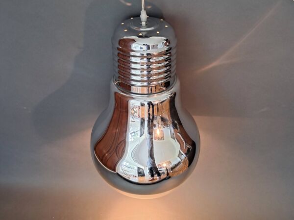 Suspension en forme d'ampoule argentée.