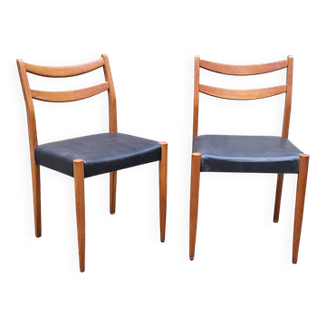 Paire de chaises de style scandinave en bois et skaï