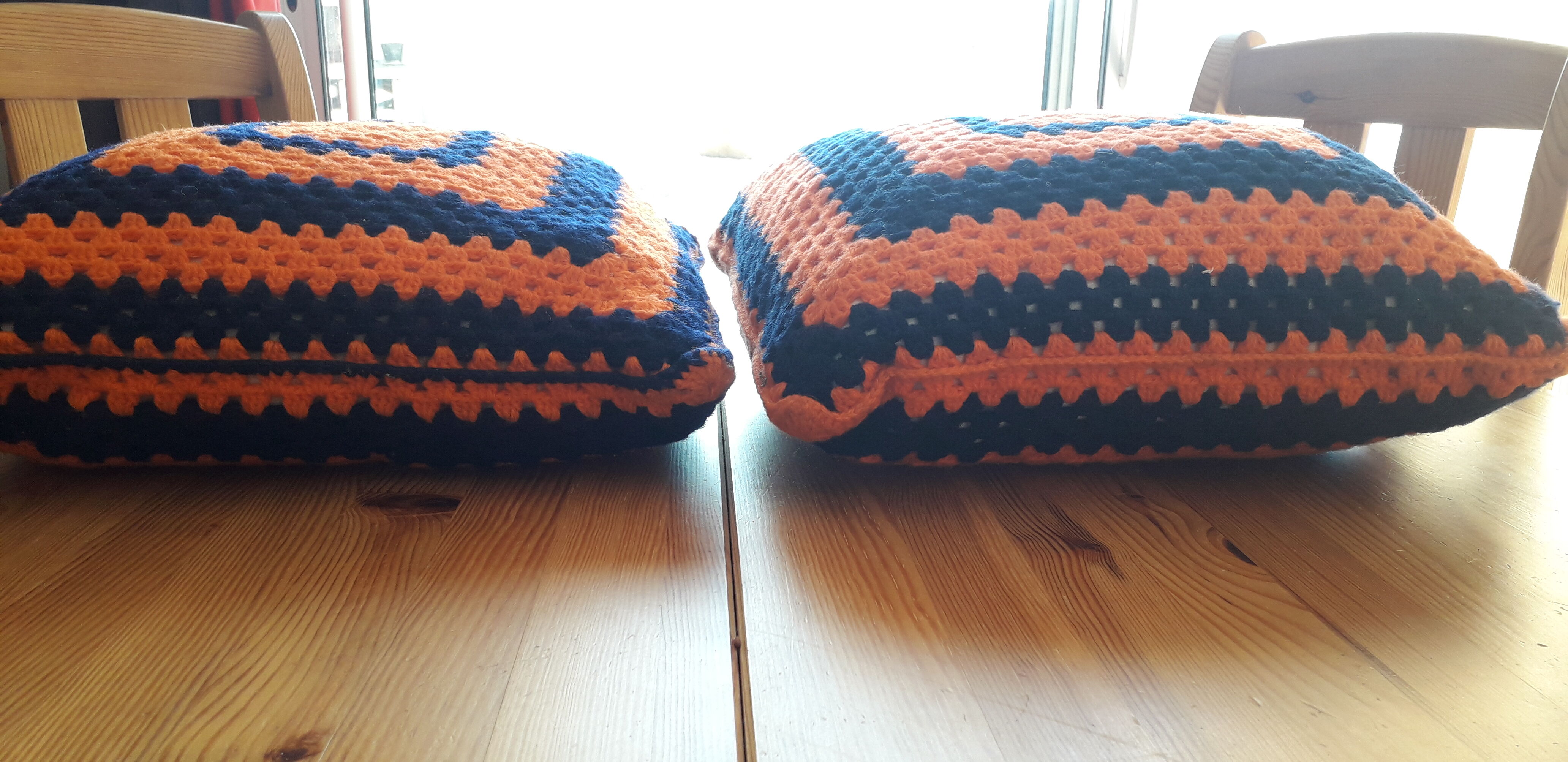 Lot 2 70's vintage cushions