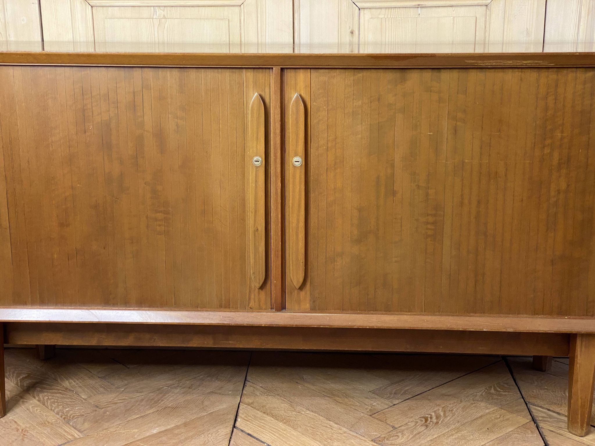 Enfilade à portes à rideaux