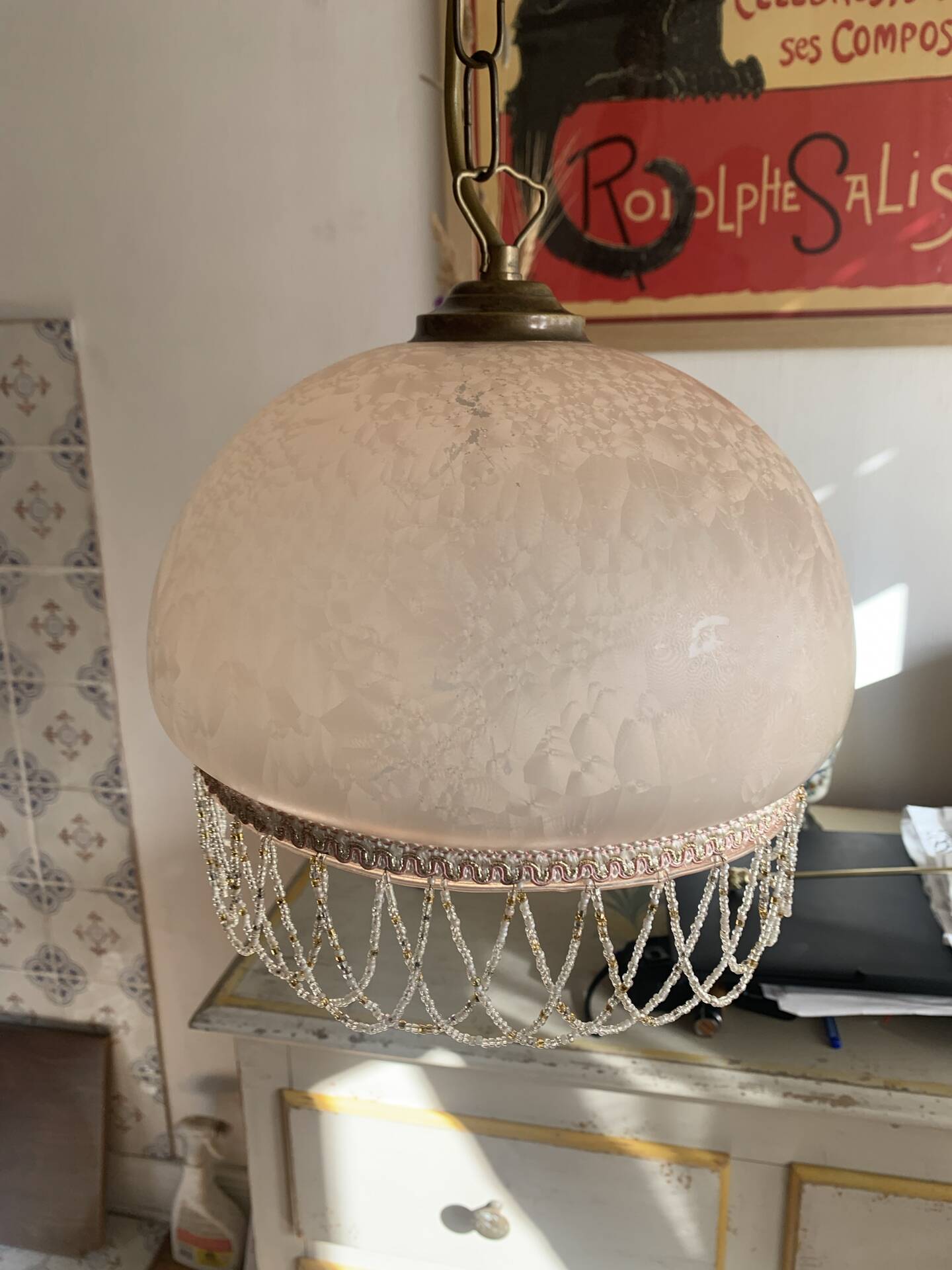 Vintage suspension in frosted pink glass with pearl pendants.