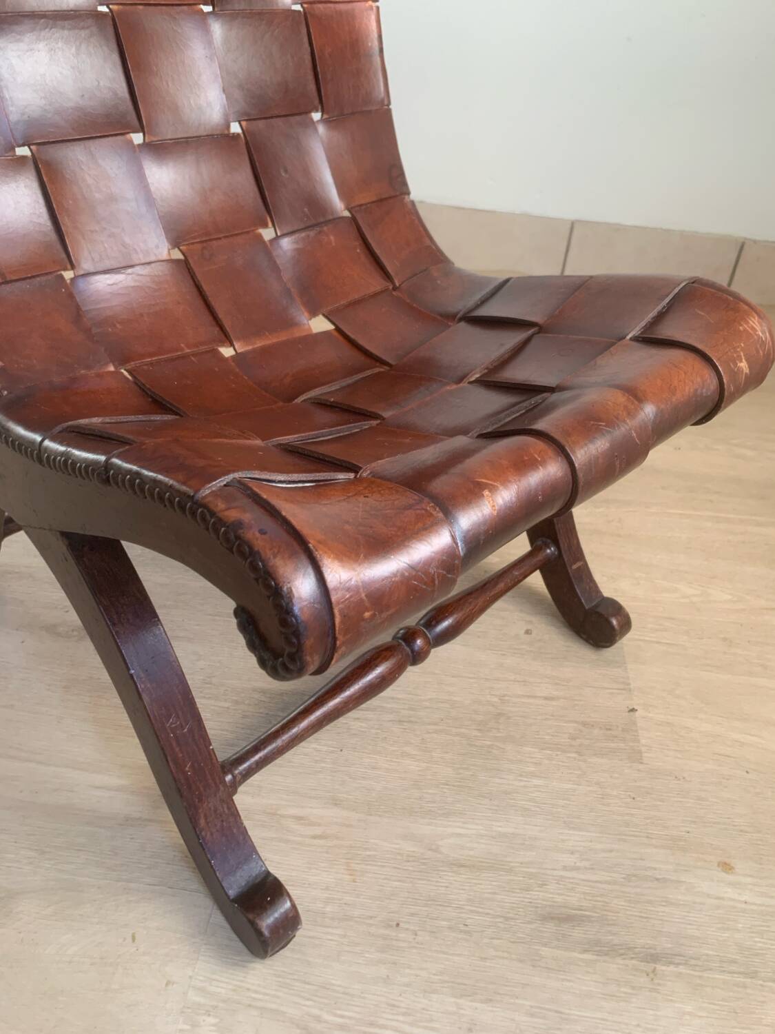 Chauffeuse en bois et cuir de Pierre Lottier