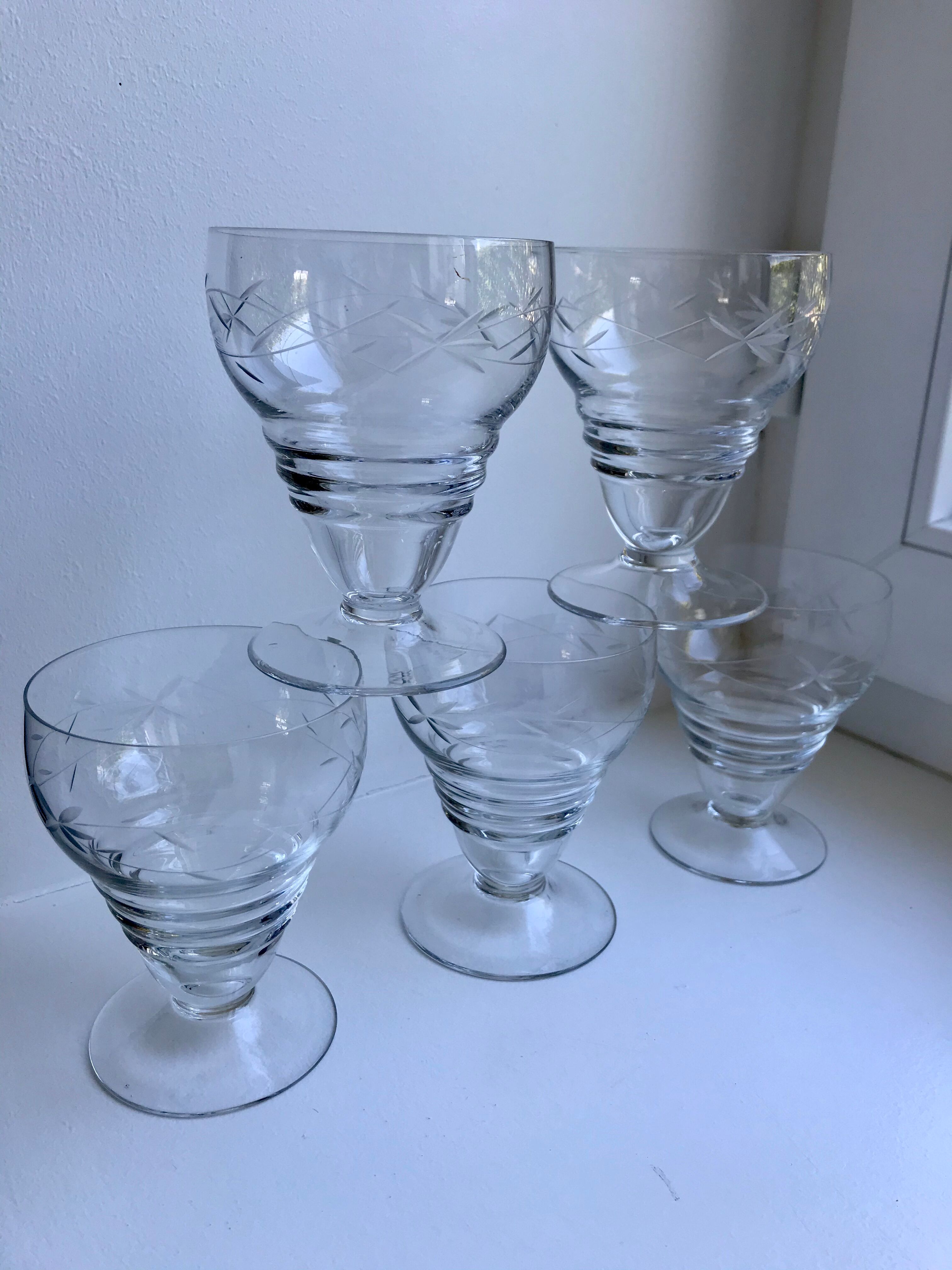 Set of 5 crystal wine glasses engraved 60s