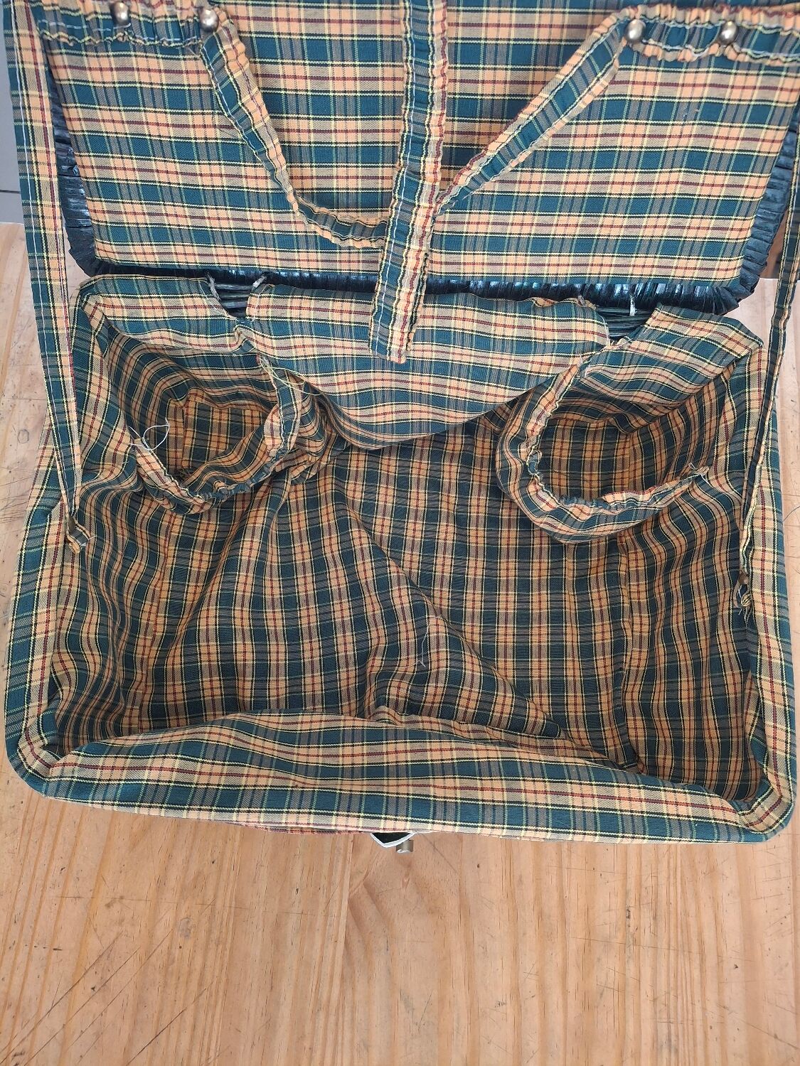 Vintage green wicker picnic basket – tartan interior
