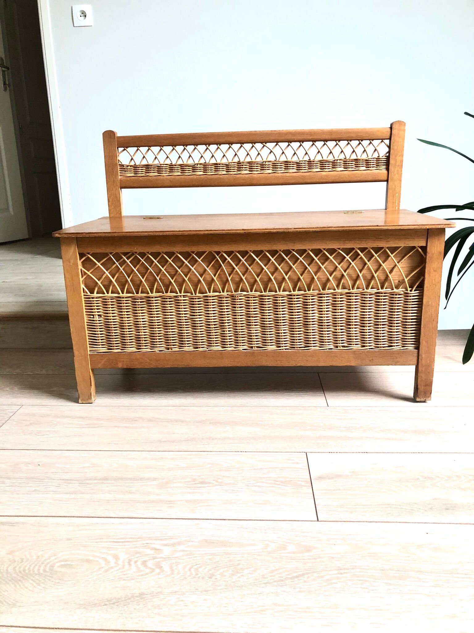 Coffre en bois et rotin