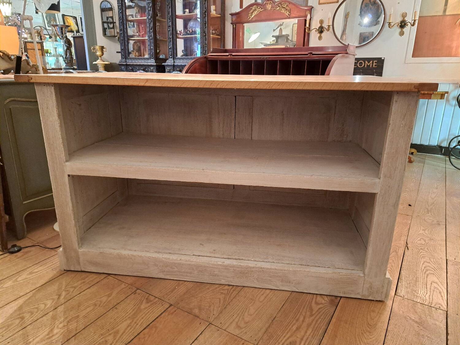 Counter from the late 19th century in patinated oak.
