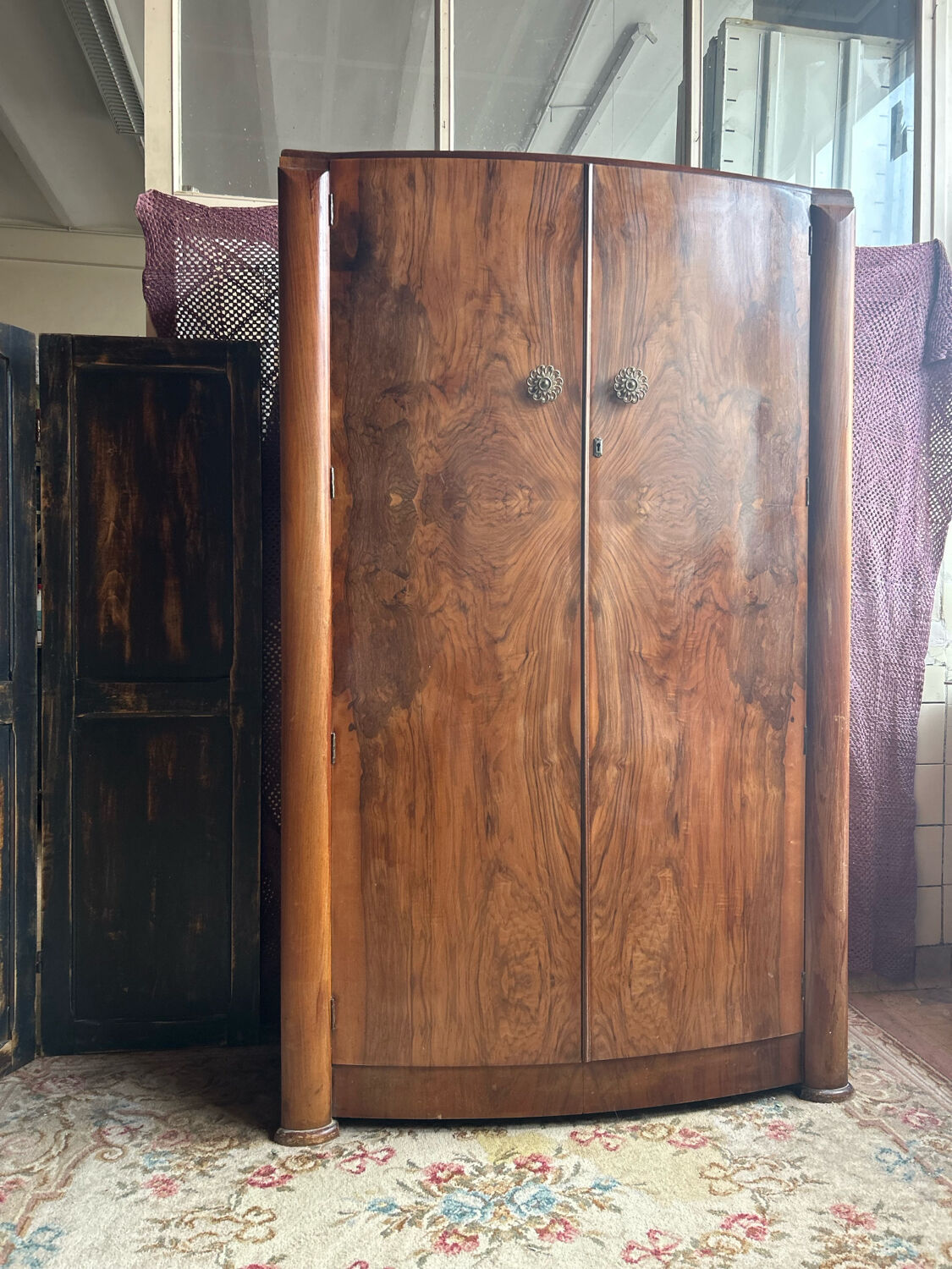 Small English wardrobe from the Art Deco period in walnut veneer - The elegance of rarity