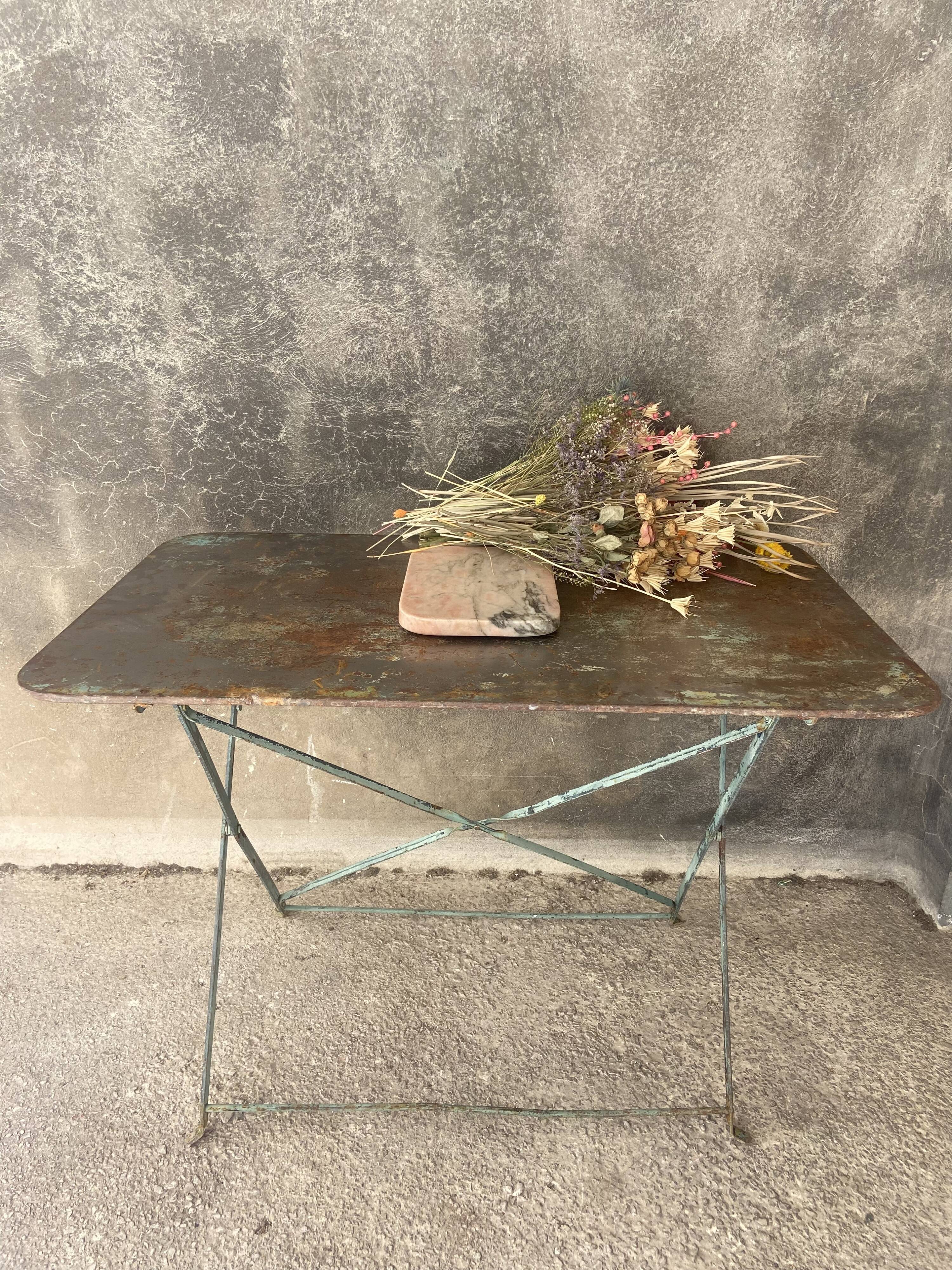 Cutting board in pink natural marble