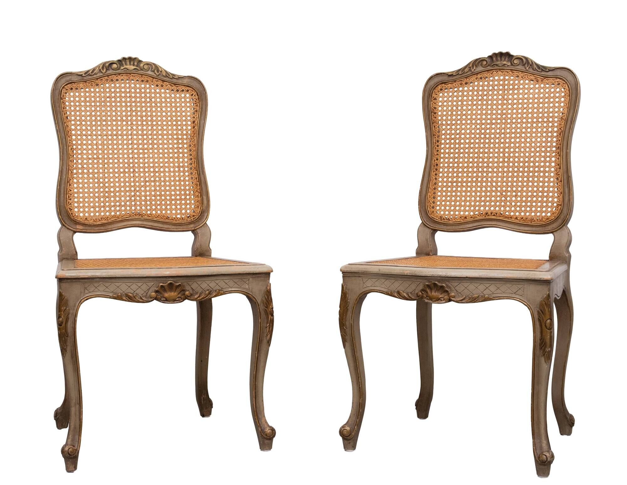 Paire de chaises d'appoint en canne de style Louis XV peintes en or et vert.