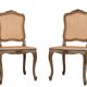 Paire de chaises d'appoint en canne de style Louis XV peintes en or et vert.