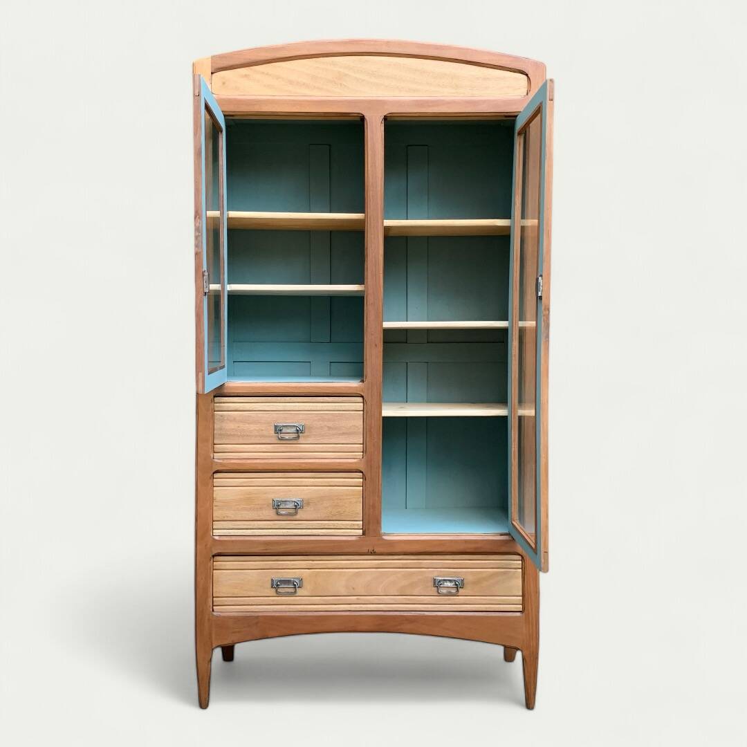 Armoire parisienne d’hôtel vitrée bois brut 1930