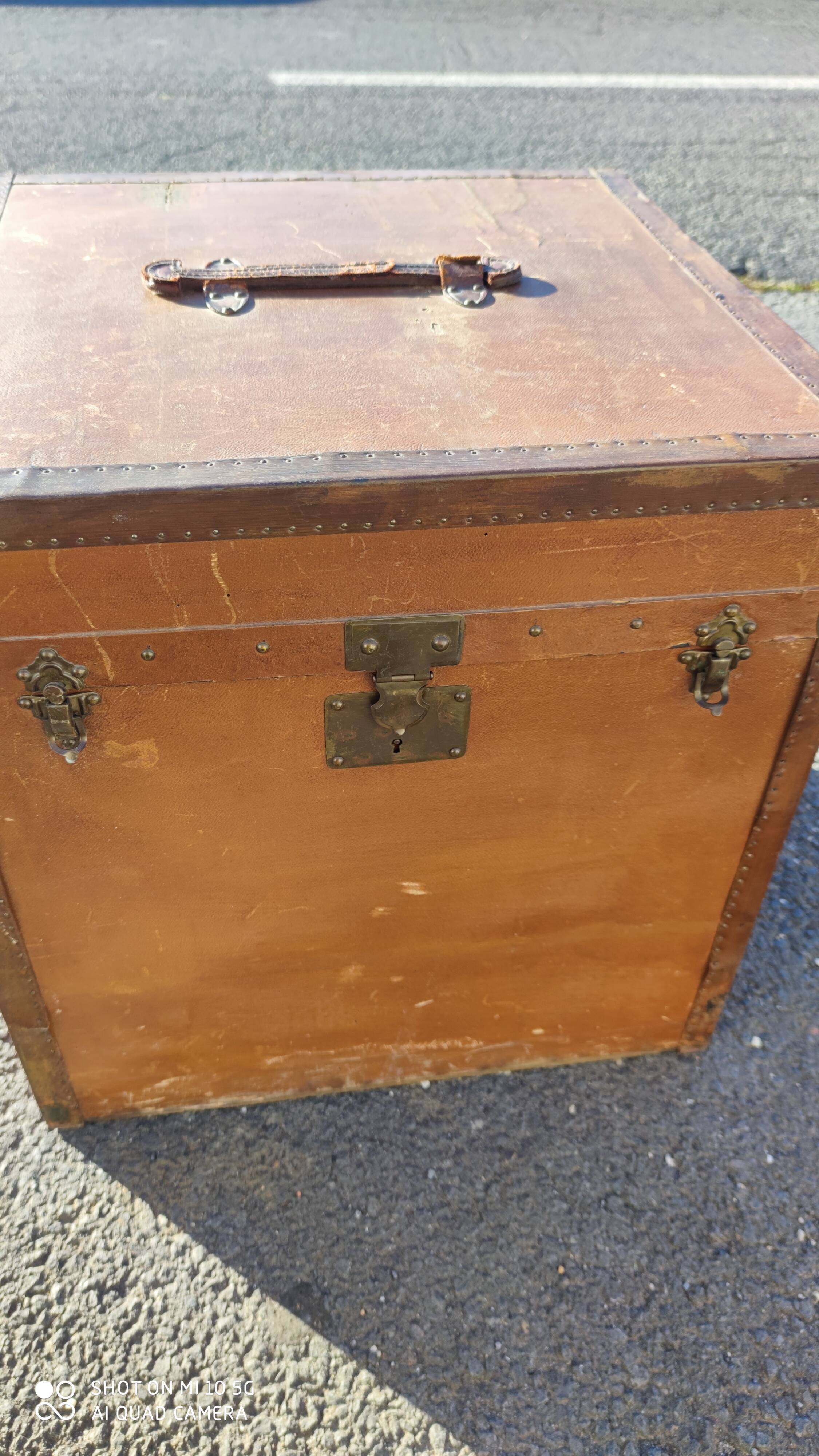 Malle de voyage en bois recouverte de moleskine vers 1900