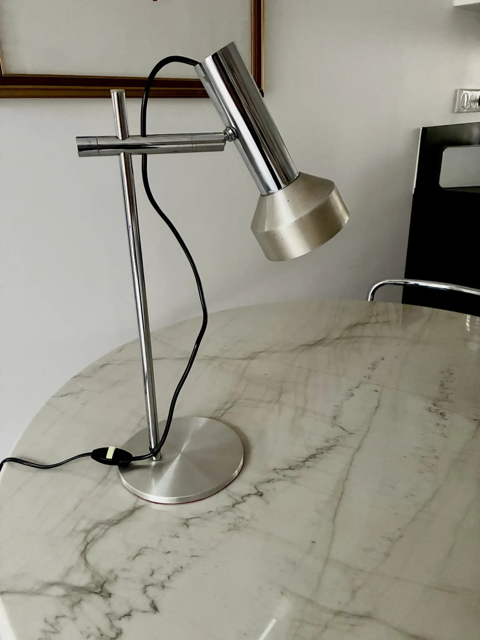 Very nice vintage 1970 articulated table lamp in good condition.