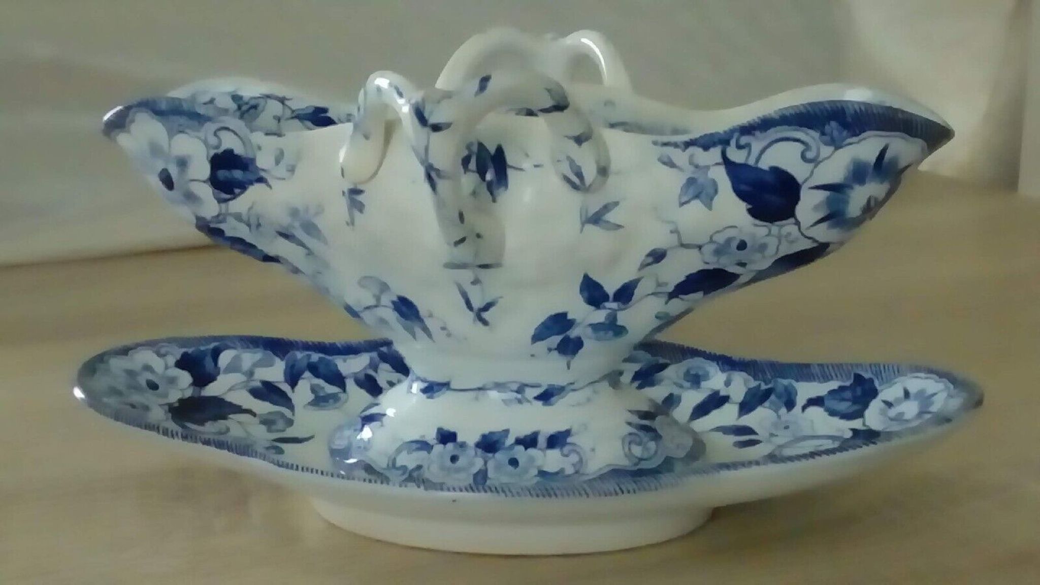 Sauceboat on Creil Montereau stand model Flora.