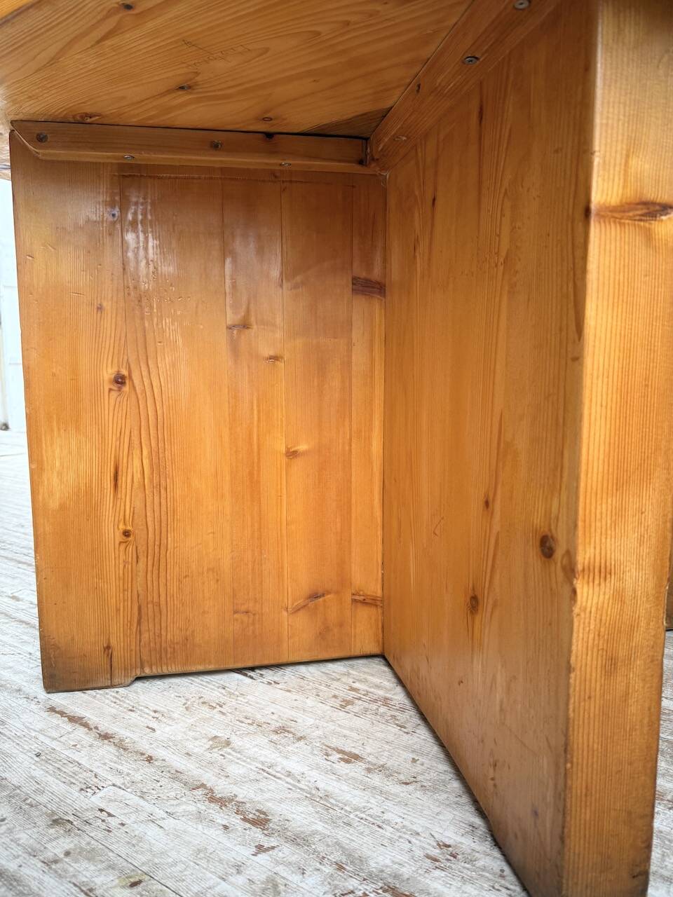 Table carrée moderniste en pin massif, années 50