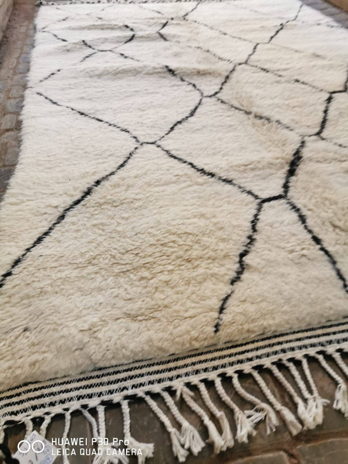 Authentique tapis berbère marocain écru et noir 3*2m