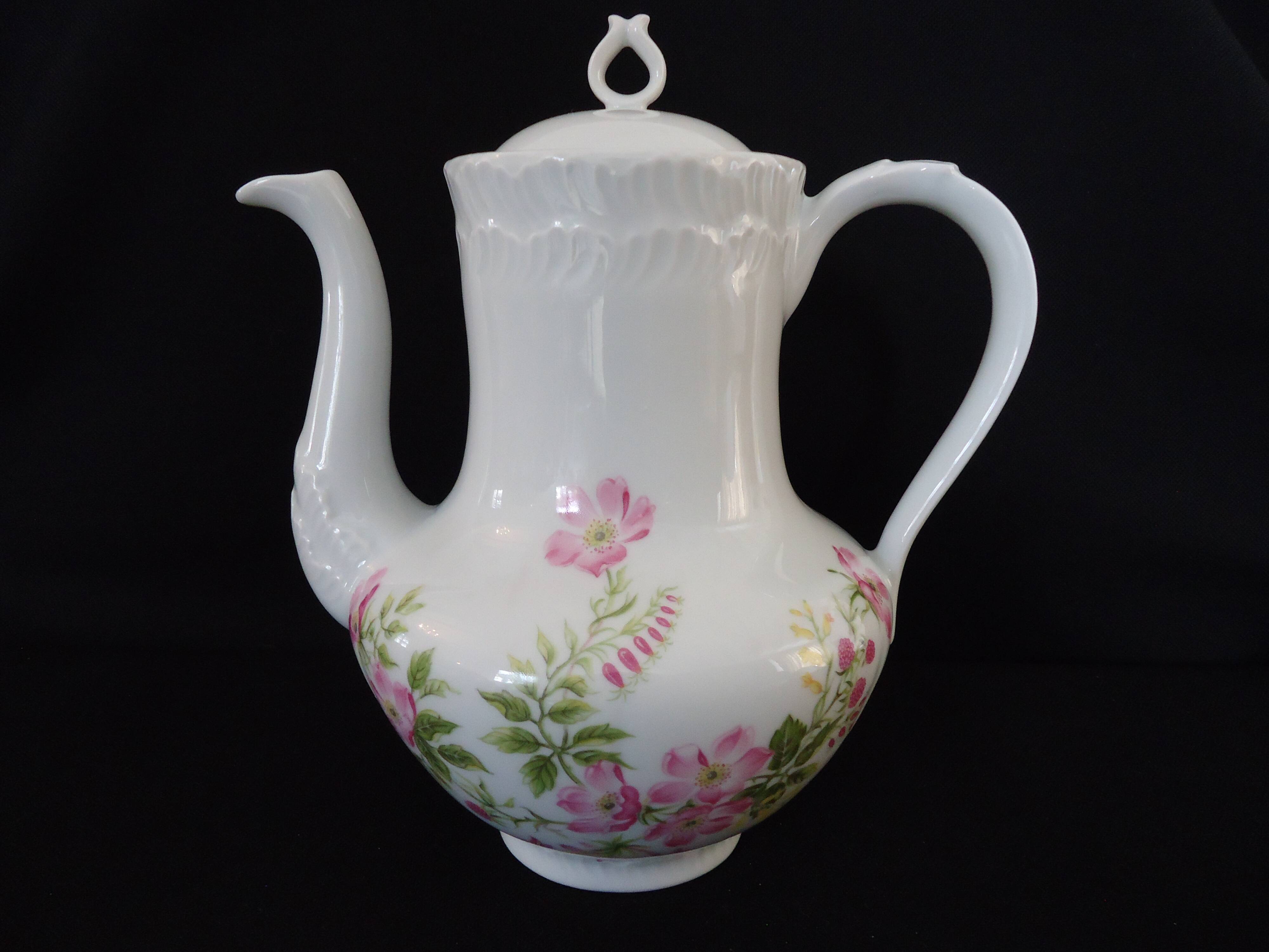 Pouring coffee pot, made of Limoges porcelain, Goumot Labesse (A565)