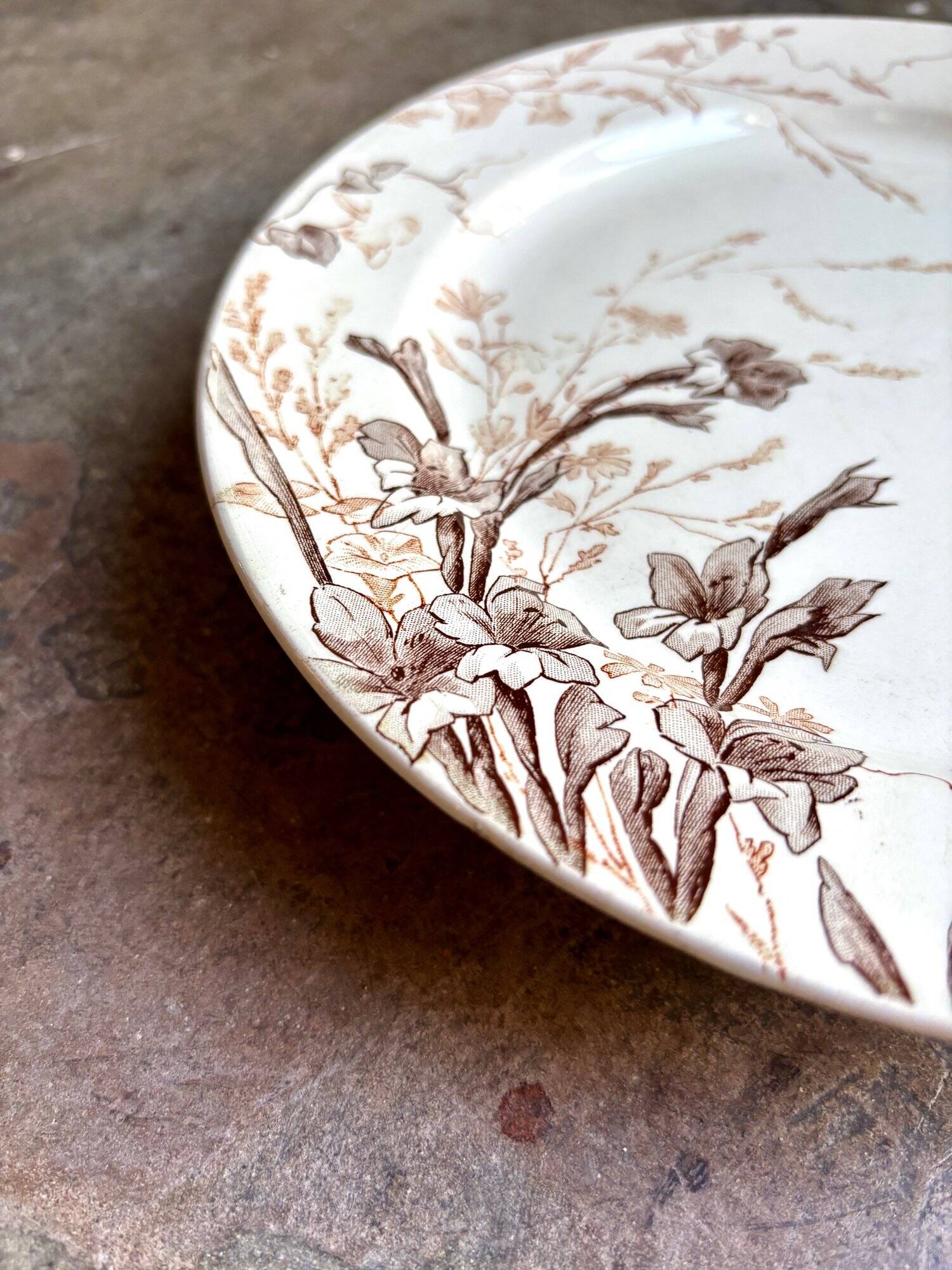 Ironware cake plate from Creil and Montereau, "Glaïeul" service