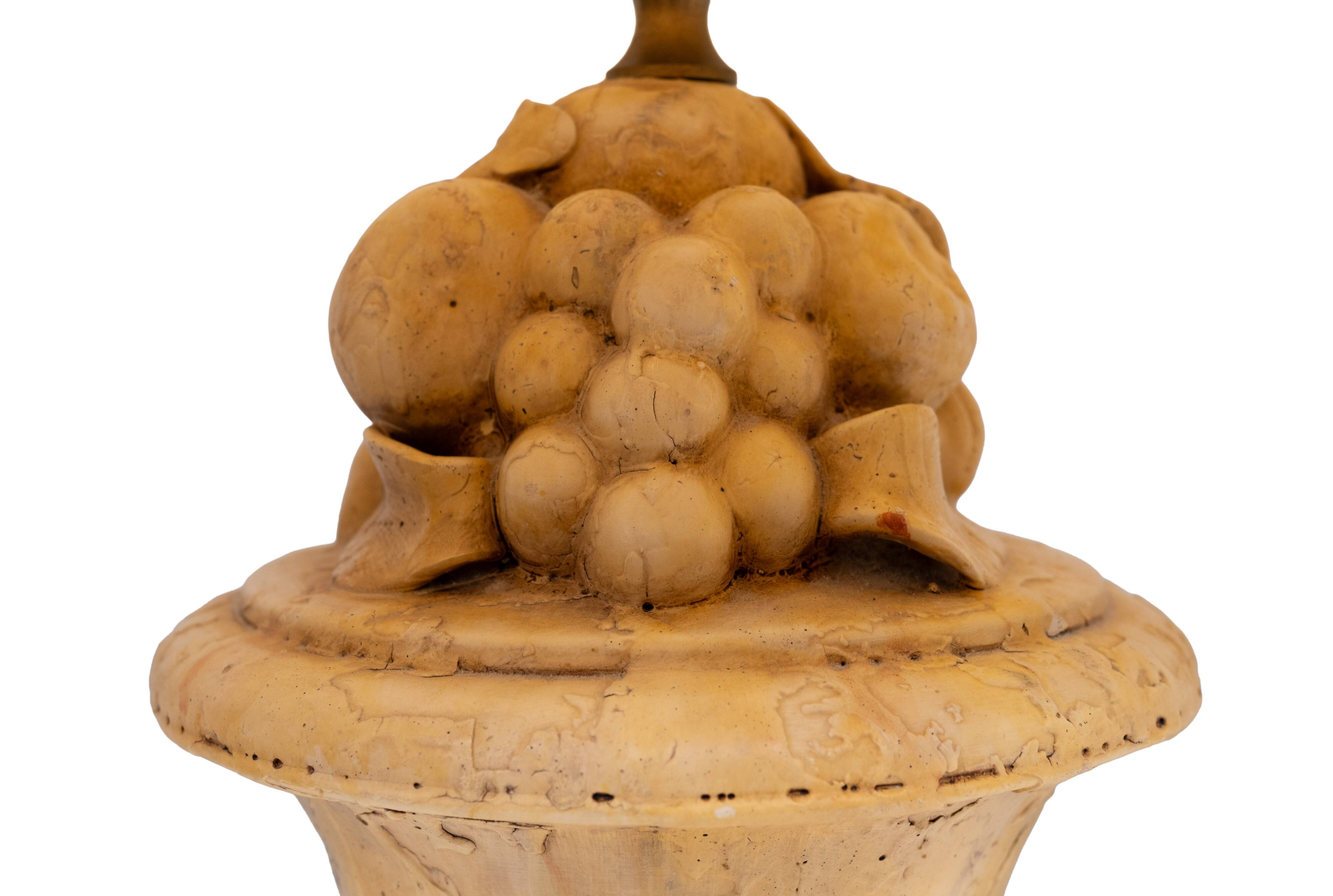 Lampes de table en céramique avec des motifs de fruits, urnes classiques grecques, années 1970, Italie.
