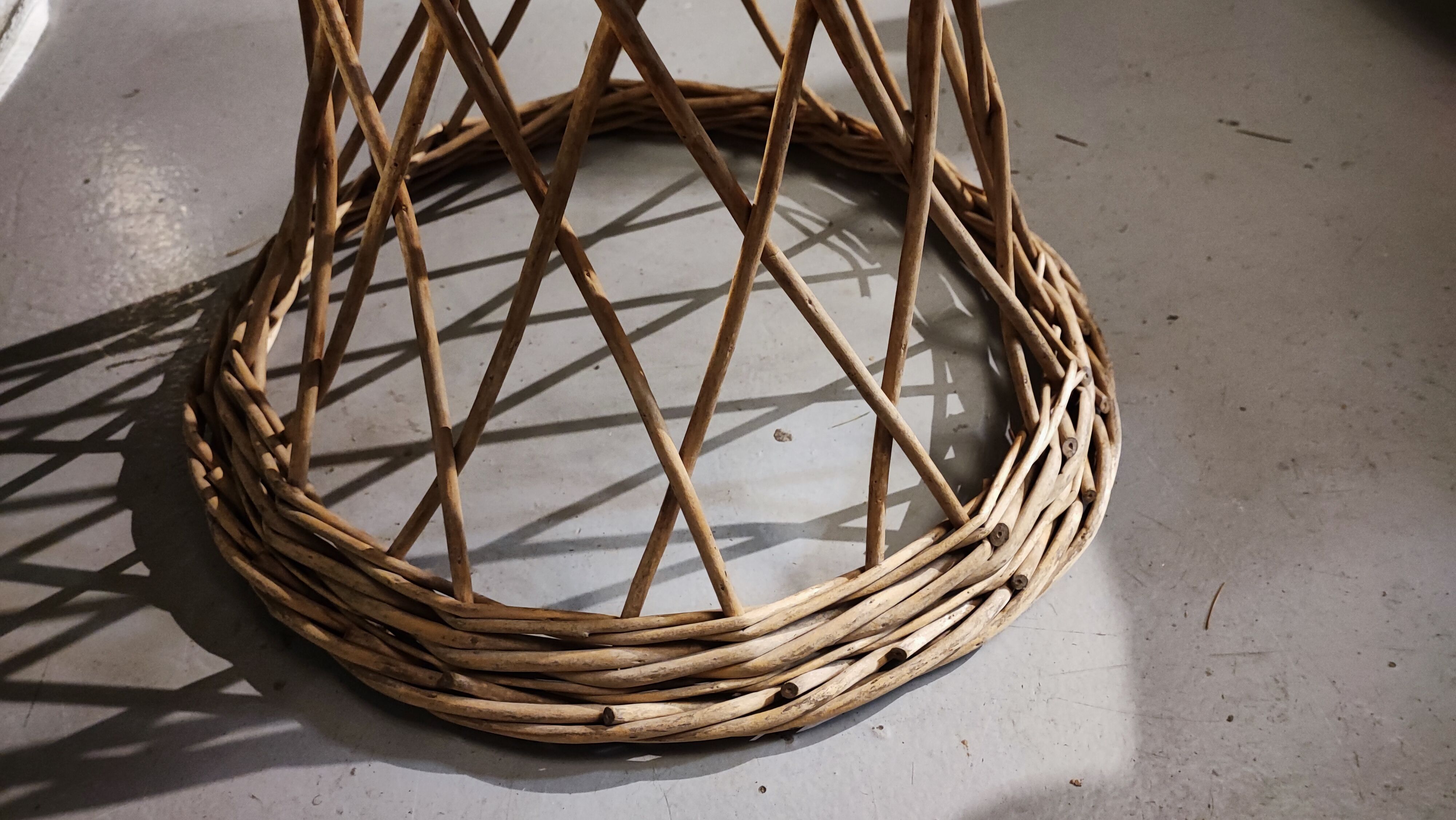 Round table in woven rattan pedestal table