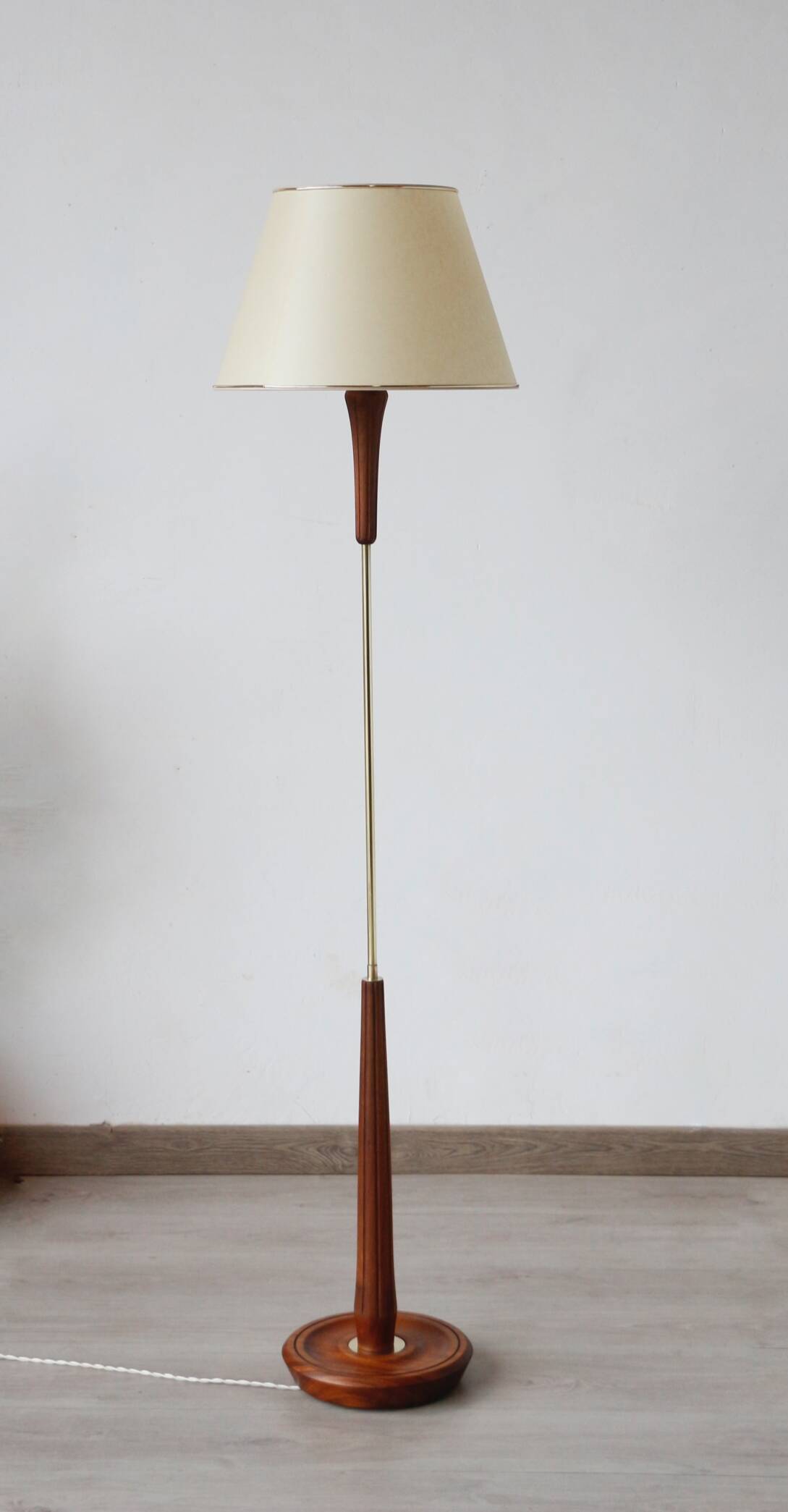 Lampadaire années 60 en teck et laiton – luminaire vintage