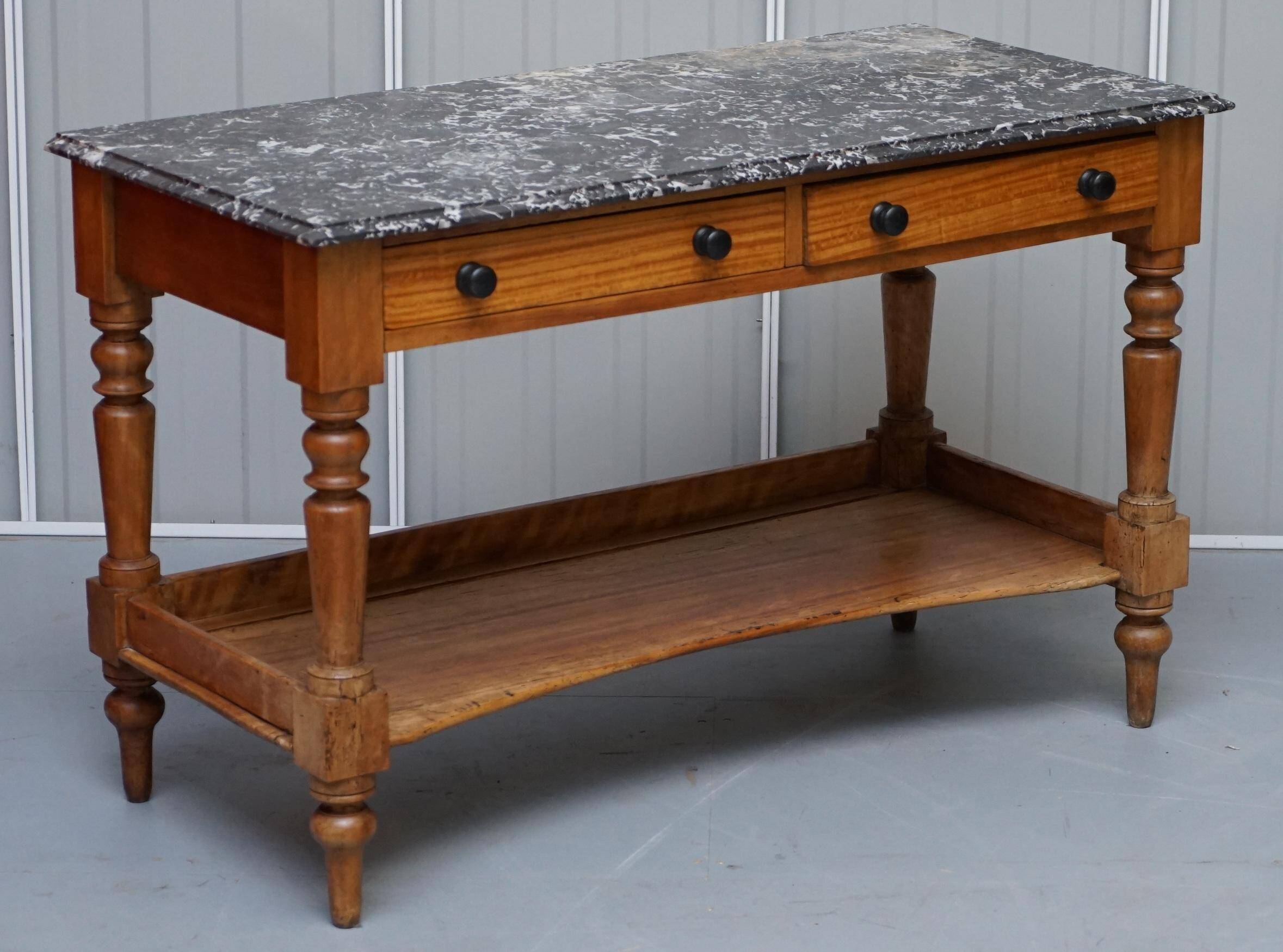 Victorian writing desk or console from 1880 in satin wood and marble.