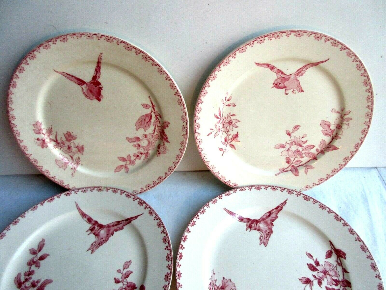 Set de 6 anciennes assiettes aux oiseaux signées Sarreguemines, modèle Favori en rose