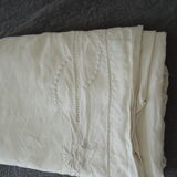 Drap ancien en métis brodé main ton sur ton pour un lit deux places
