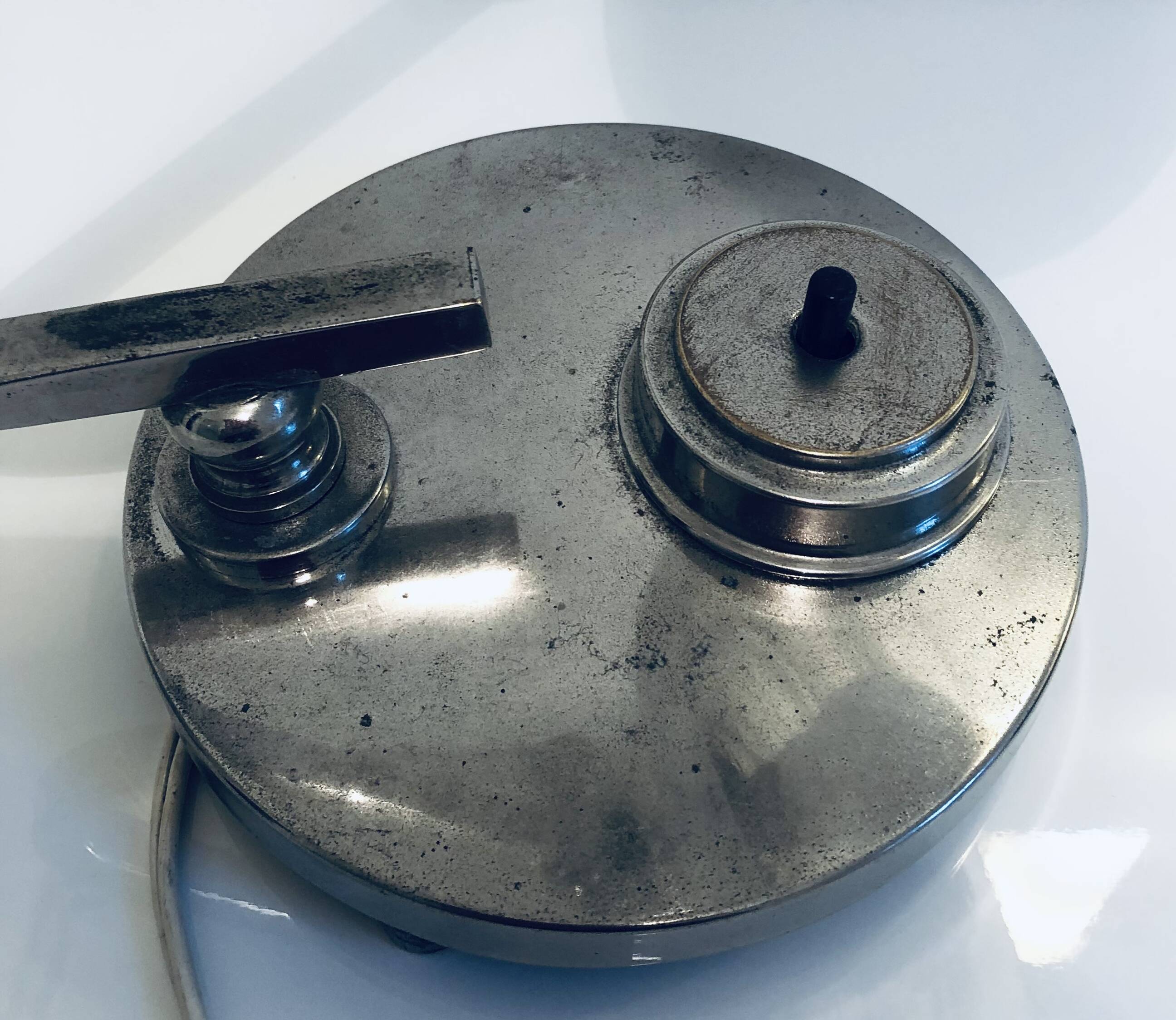 Modernist table lamp from the 30s and 40s in chrome-plated brass, molded glass lampshade