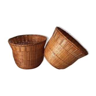Lot of two wicker planter