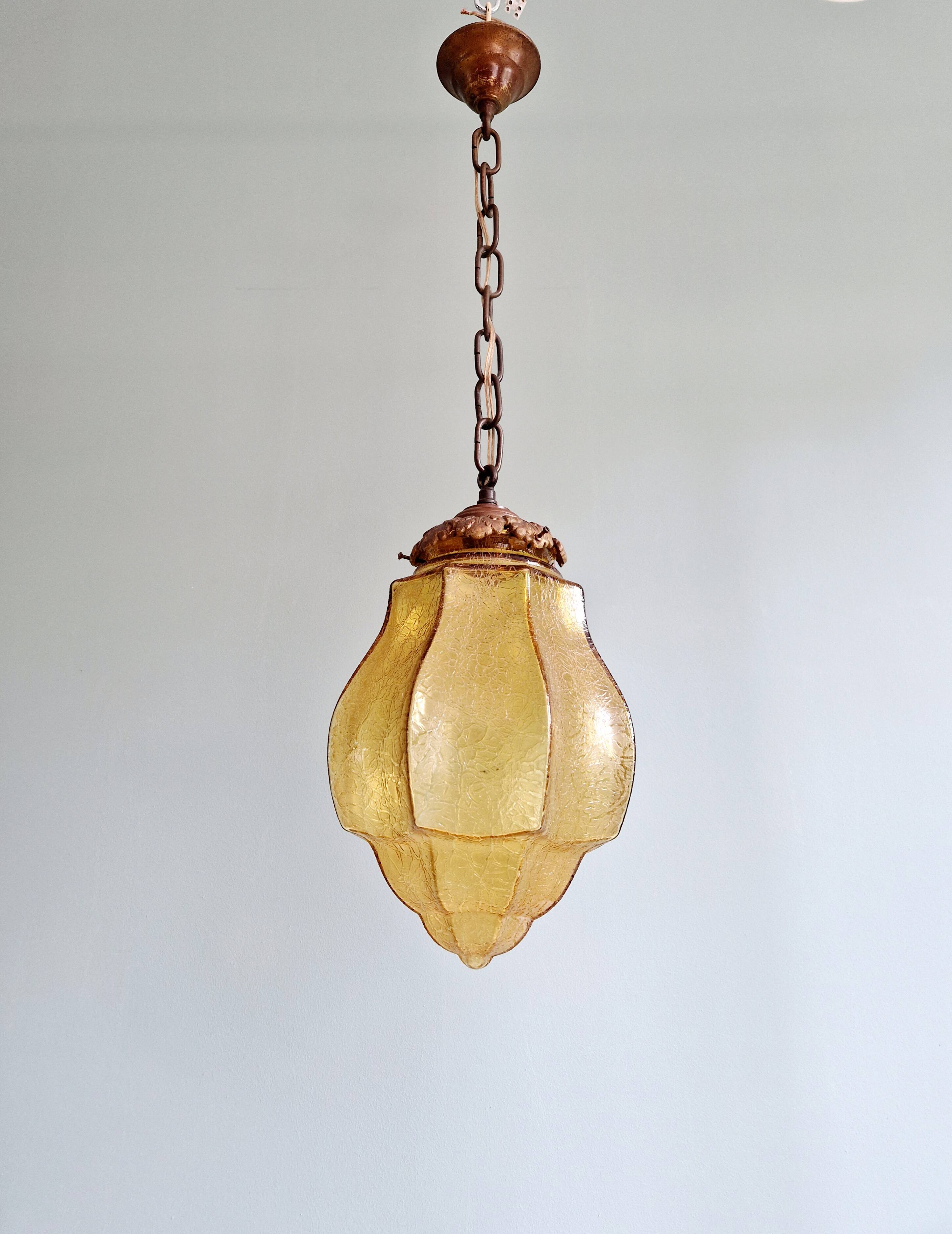 Suspension Art Déco en verre craquelé ambre, années 1920-30