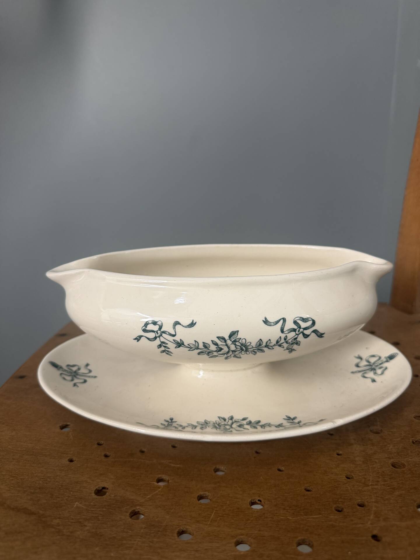 Antique sauce boat in Longchamp faience with its underplate – glazed decoration.