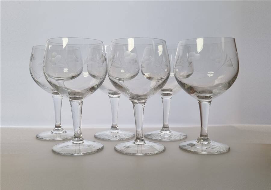 Set of 6 stemmed glasses