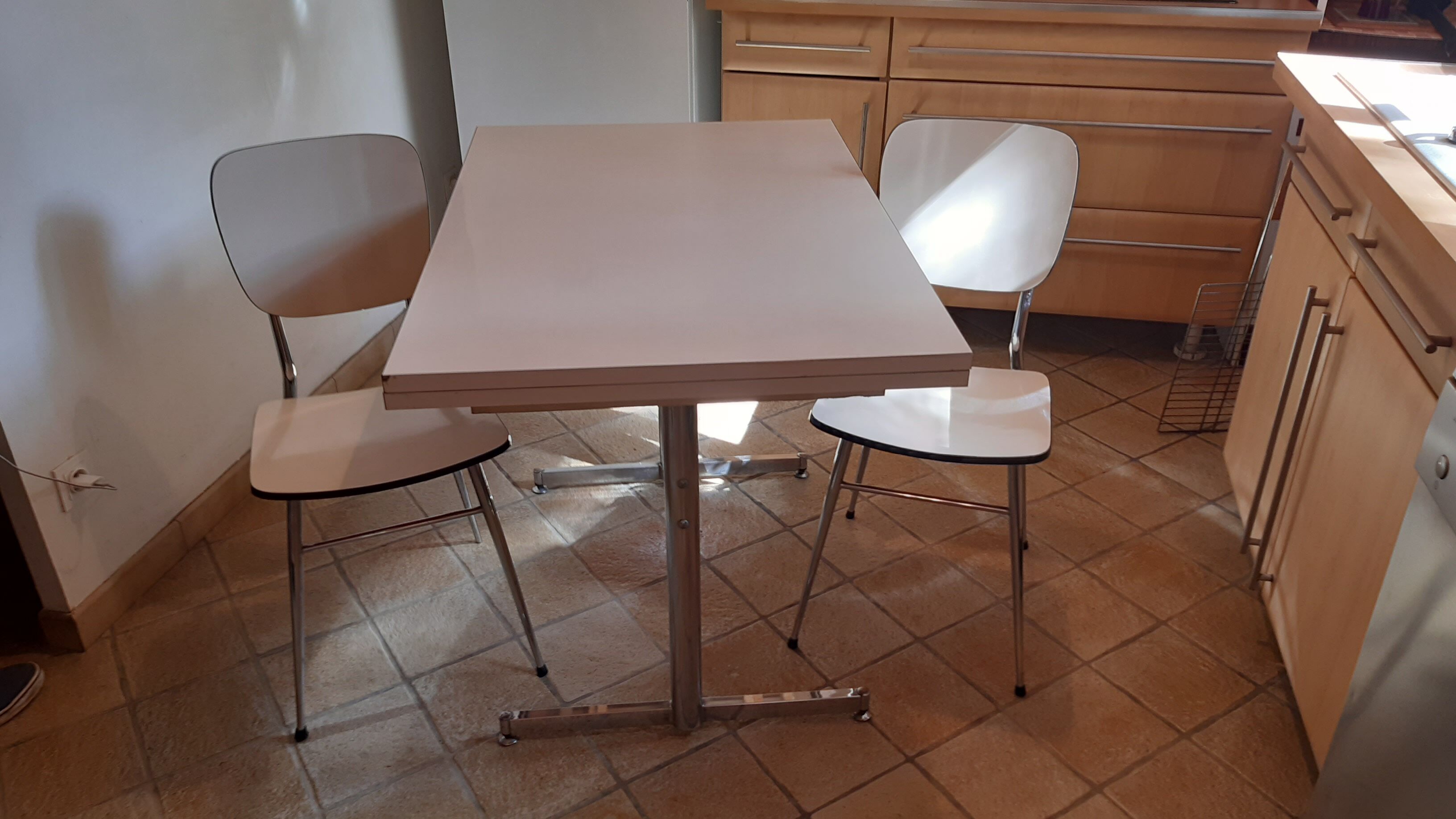 Kitchen table and 2 formica chairs