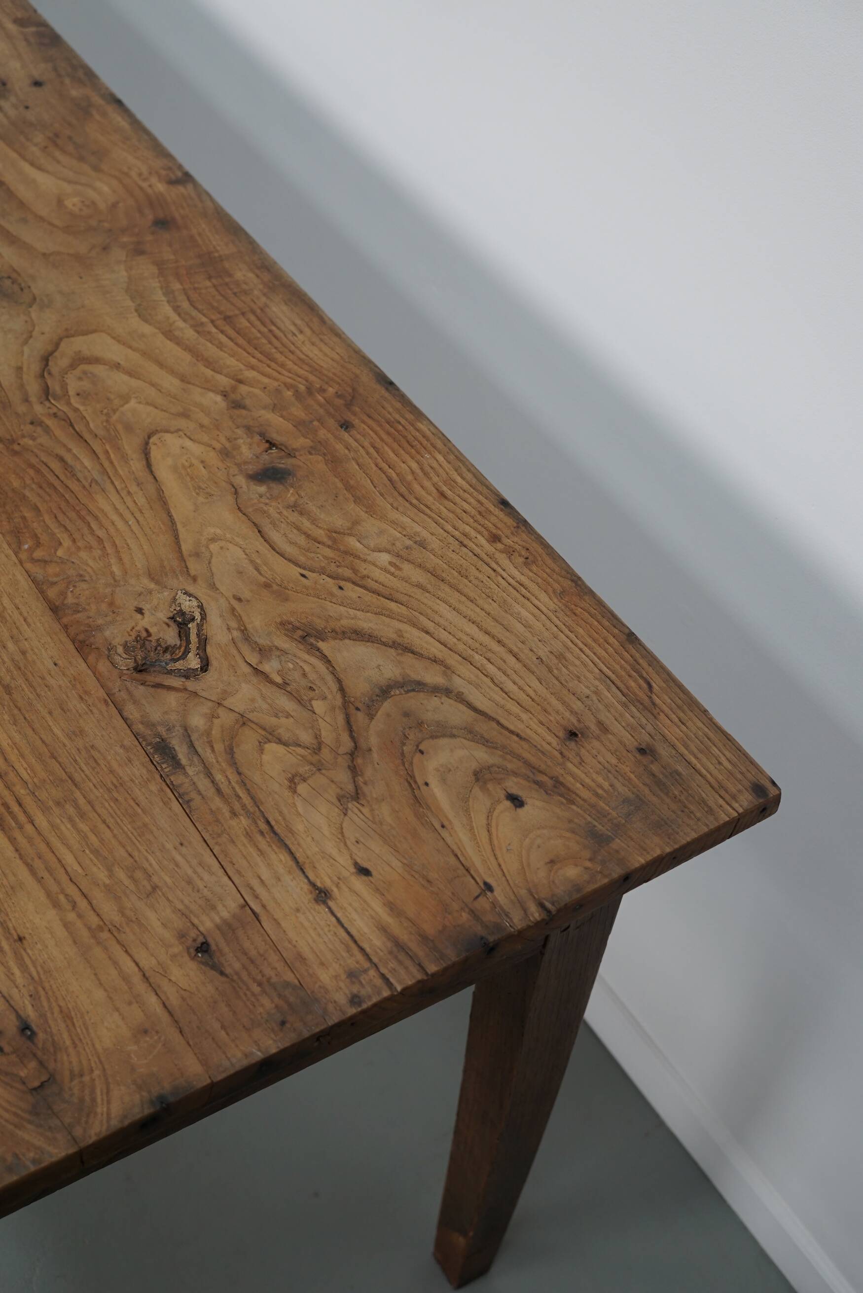 Table à manger rustique française en orme, XIXe siècle
