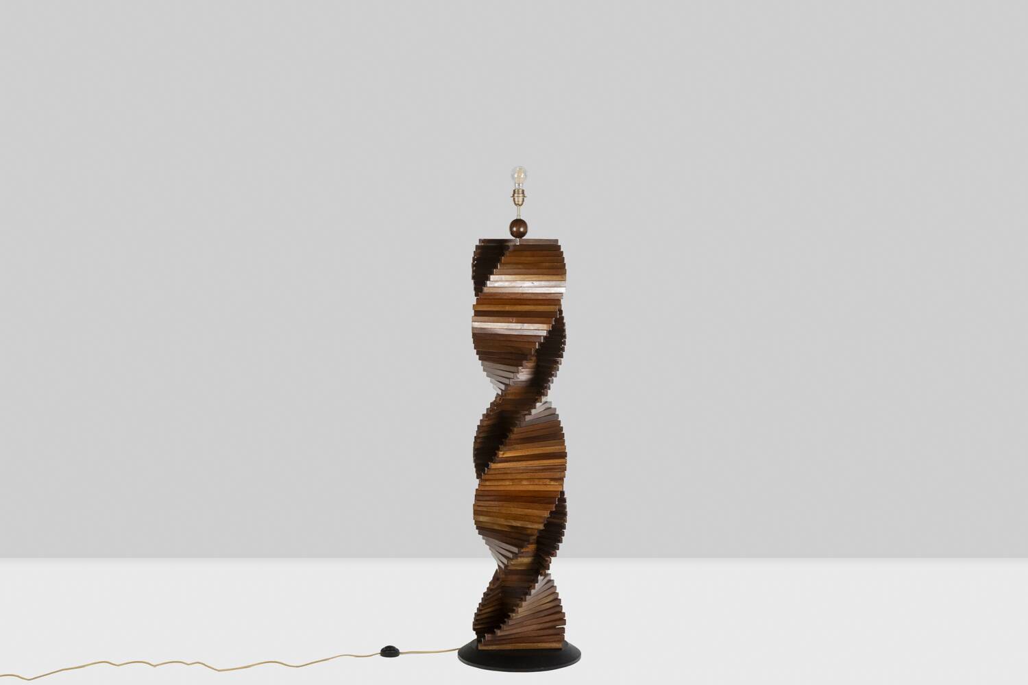 Pied de lampe en bois, sculptural. années 1980