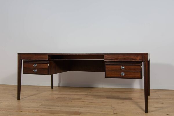 Bureau autoportant en palissandre du milieu du siècle FD 951 modèle Diplomat.