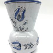 Vase en faïence émaillée bleue à décor floral stylisé, signé à la base