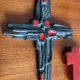 Duo de croix vintage en terre cuite émaillée