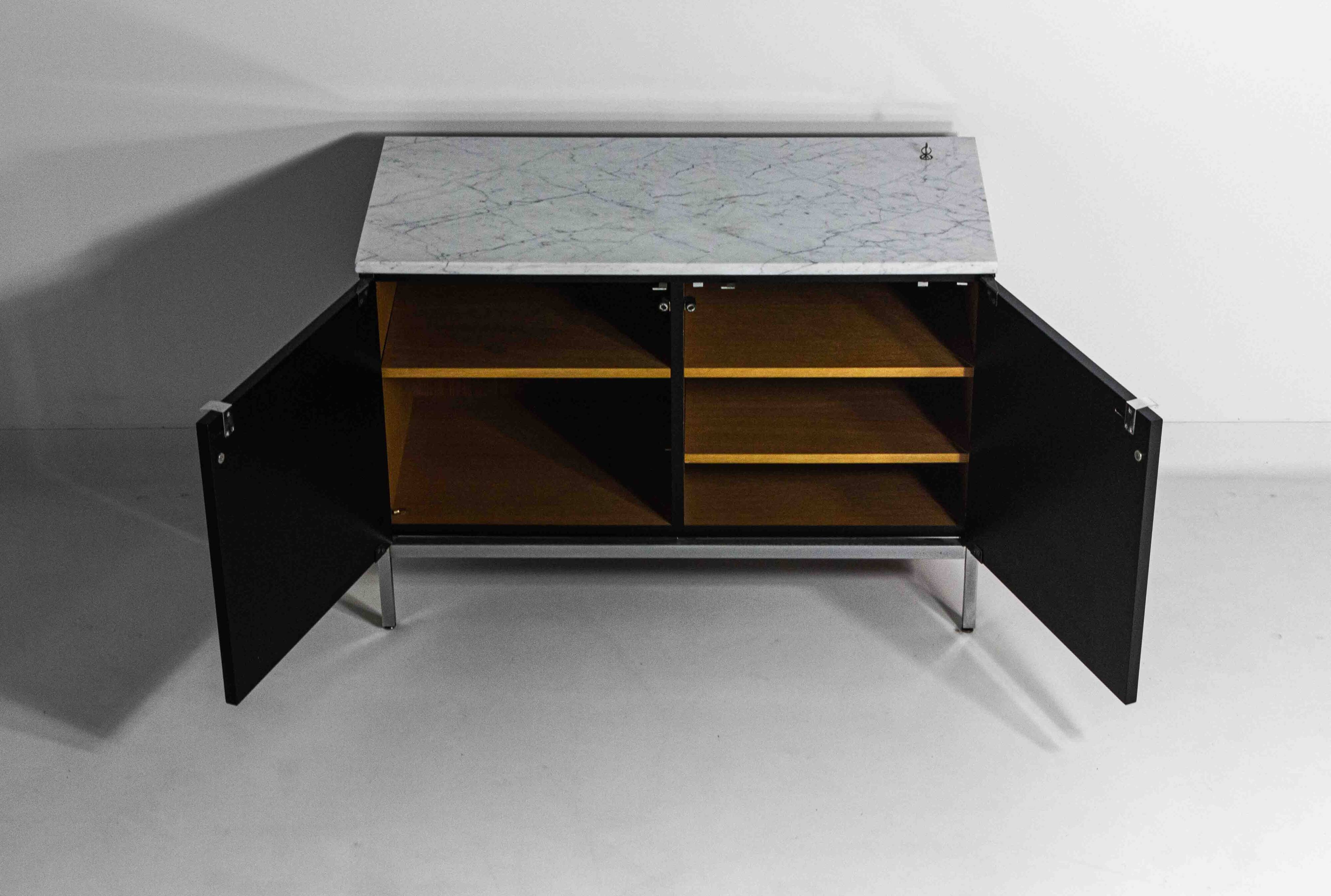 Meuble d'appoint exécutif à 2 portes par Florence Knoll, années 1970