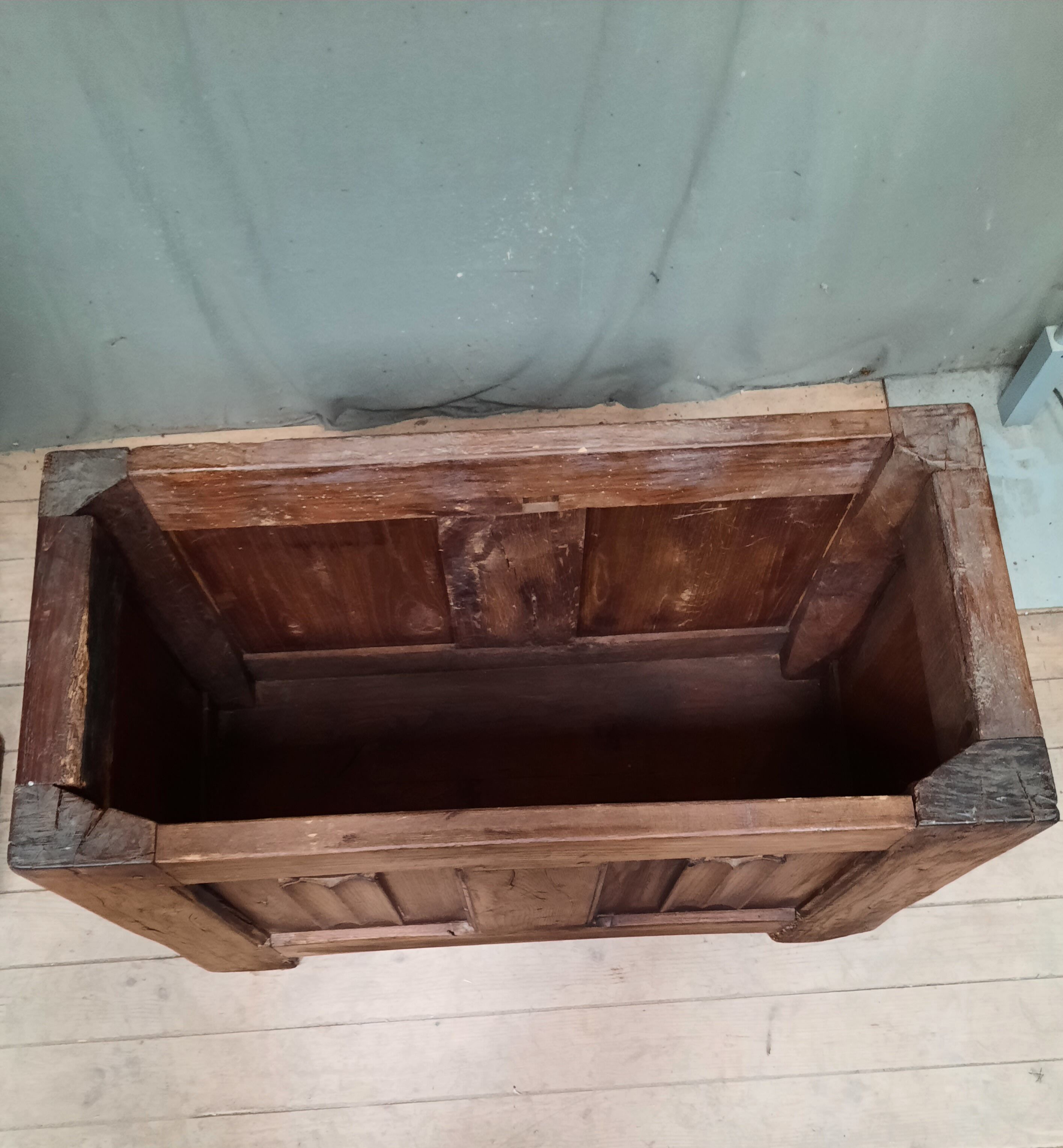 Oak chest with towel pleats