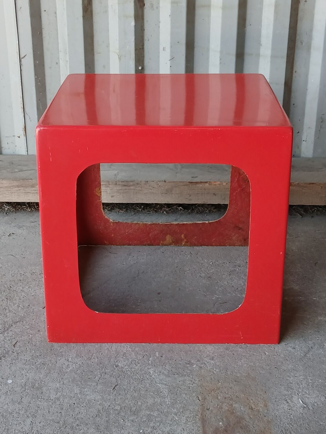 Cube side table in fibreglass
