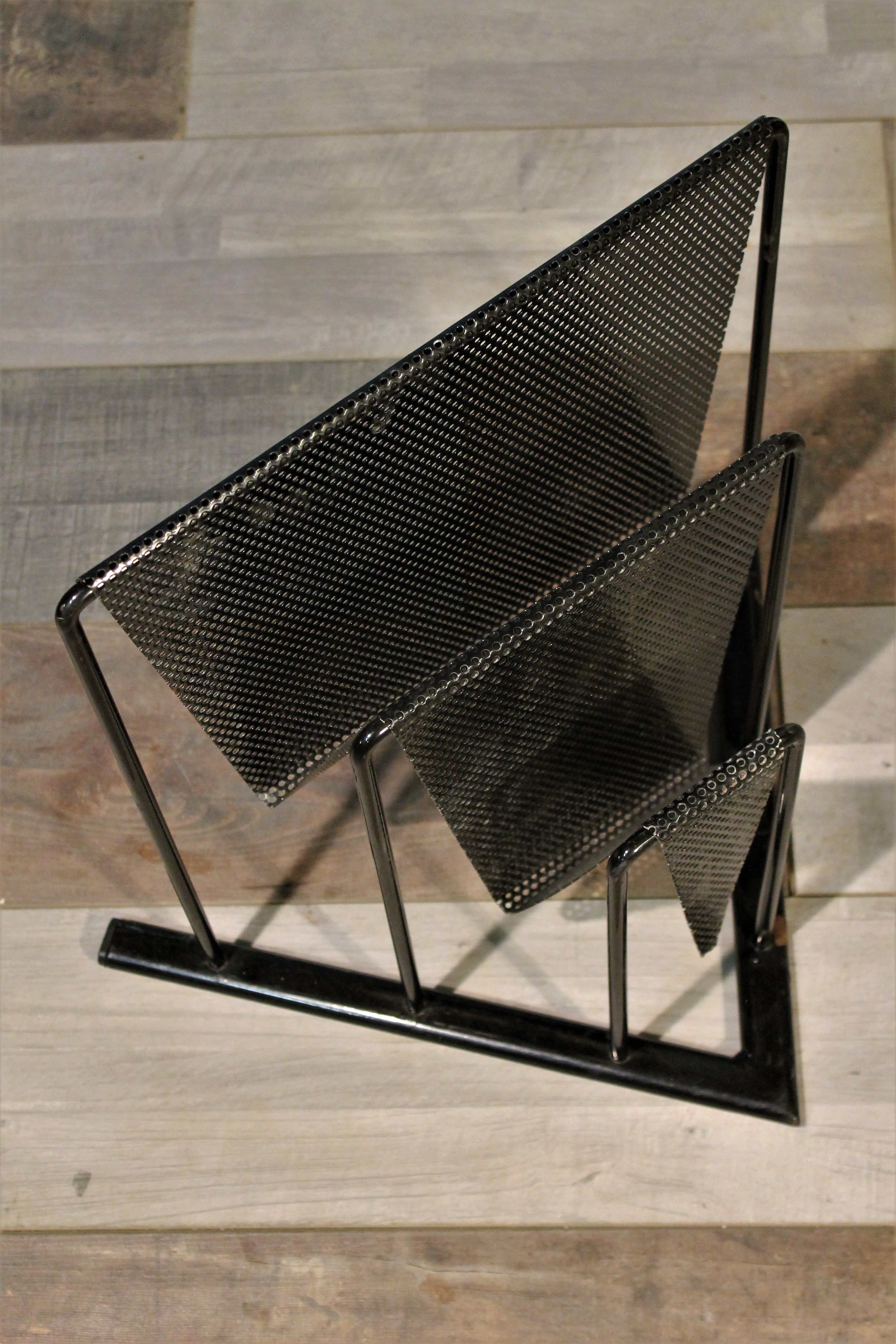Porte revue métal perforé 1950