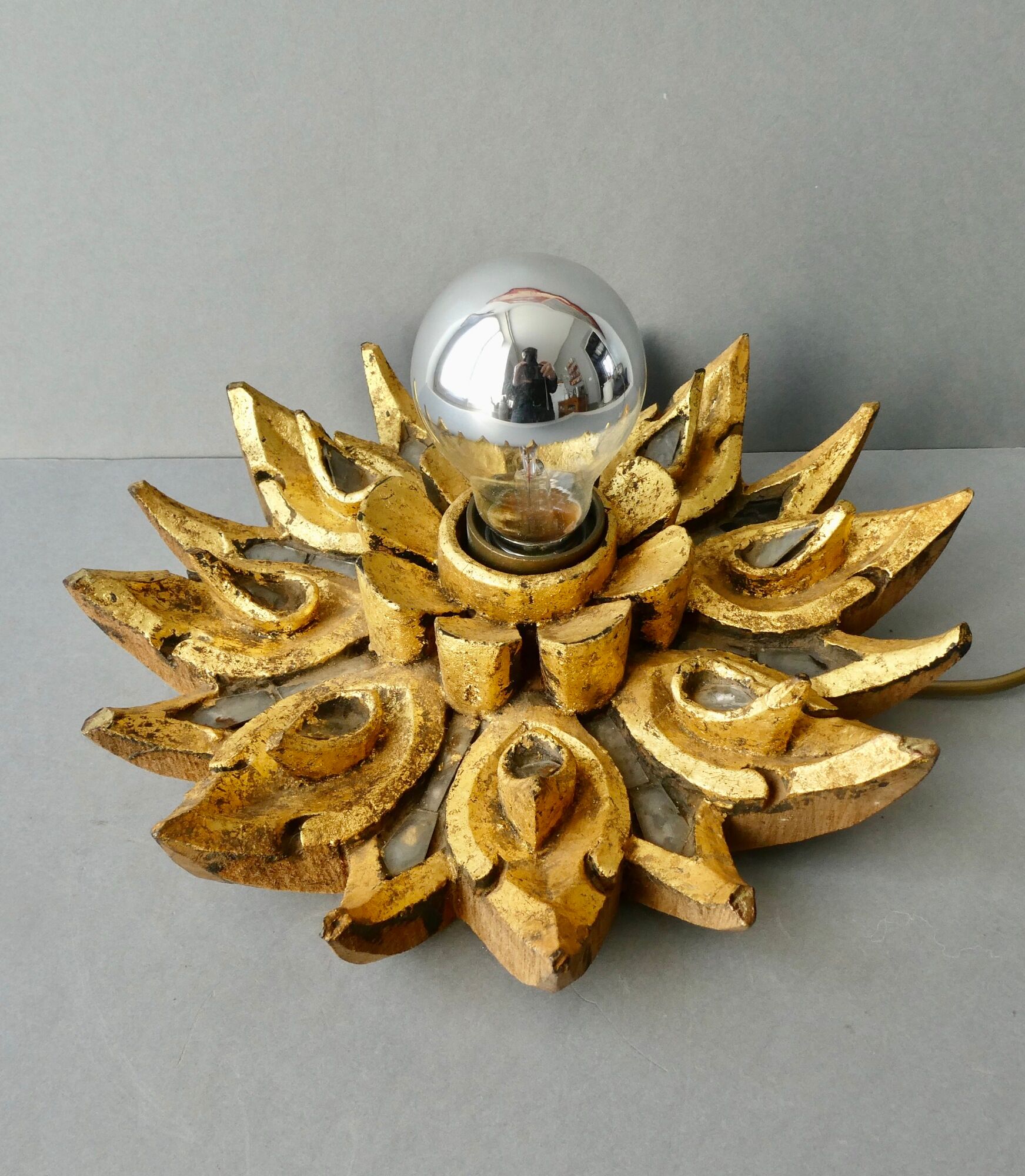 Applique forme fleur, en bois sculpté doré et verre, années 70